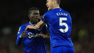 Ap&oacute;s agress&atilde;o e expuls&atilde;o, jogadores do Everton fazem as pazes de maneira inusitada