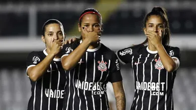 Em reestreia de Kleiton Lima pelo Santos, jogadoras protestam contra ass&eacute;dio