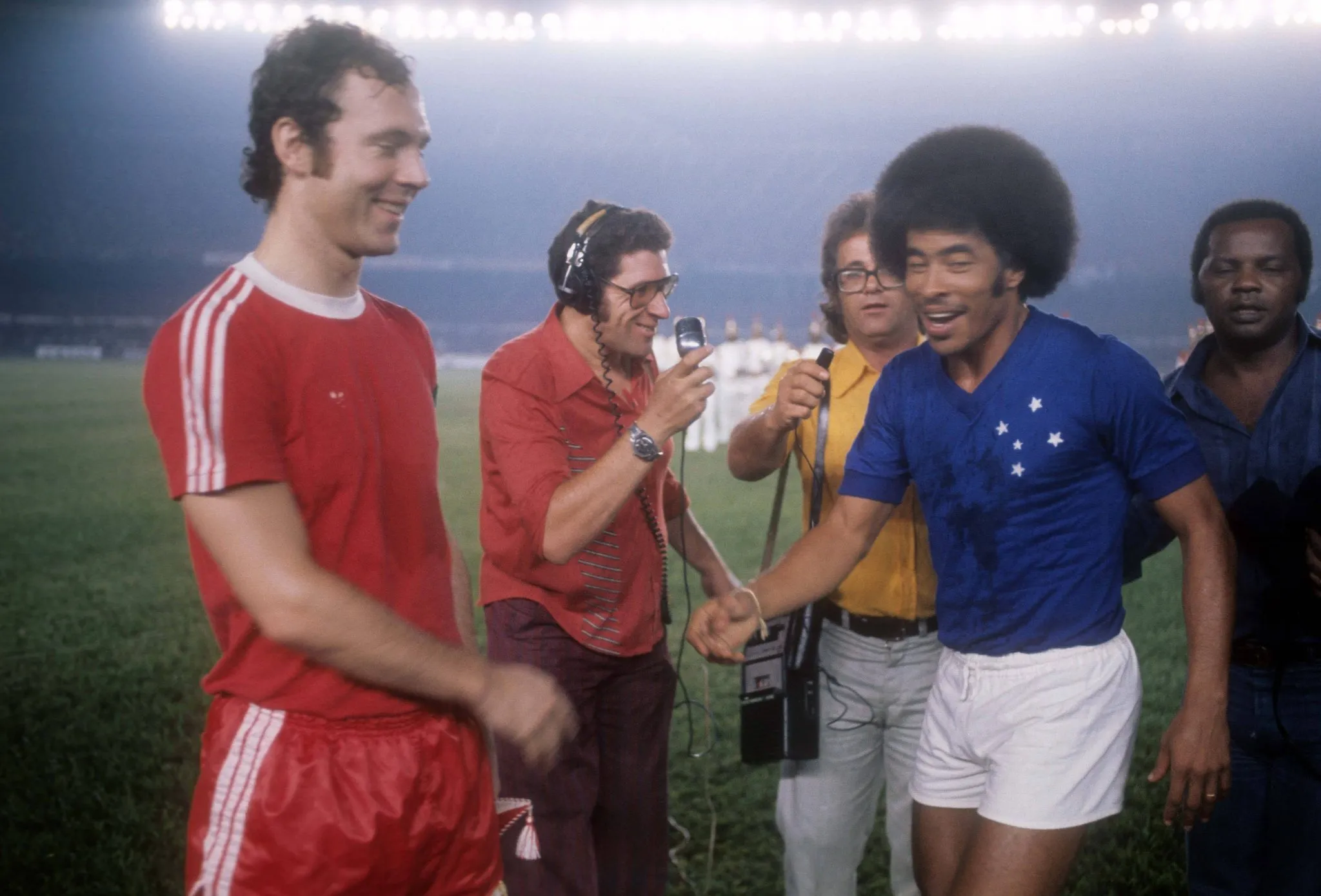Jairzinho, do Cruzeiro, e Franz Beckenbauer, do Bayern de Munique, durante a Copa Intercontinental em 1976 (Foto: IMAGO / WEREK)