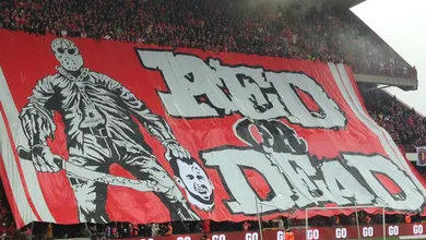 Torcida do Standard est&aacute; brava com Defour? Olha essa faixa: &ldquo;Vermelho ou morto&rdquo;