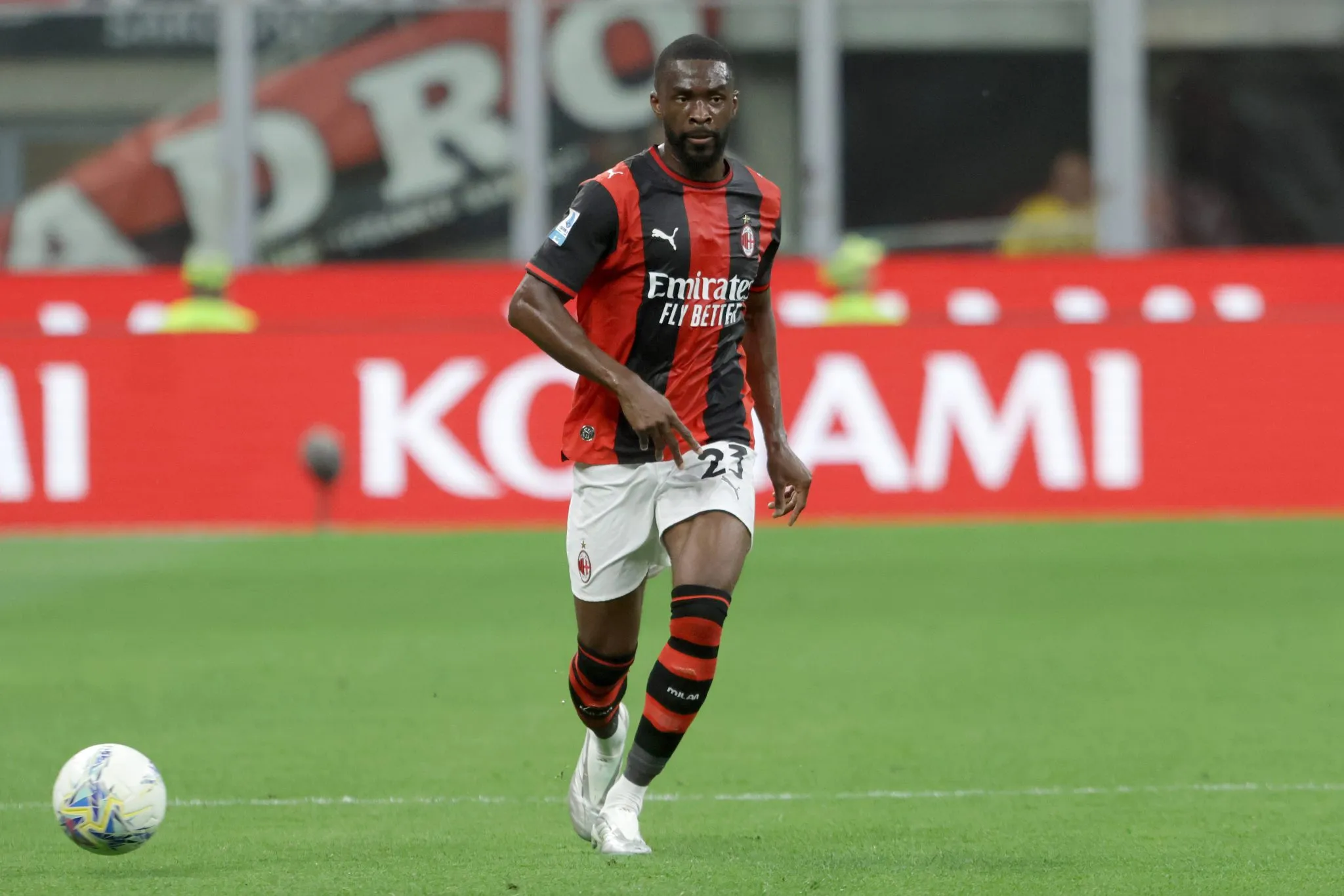 Tomori em a&ccedil;&atilde;o pelo Milan. Foto: IMAGO/Buzzi.