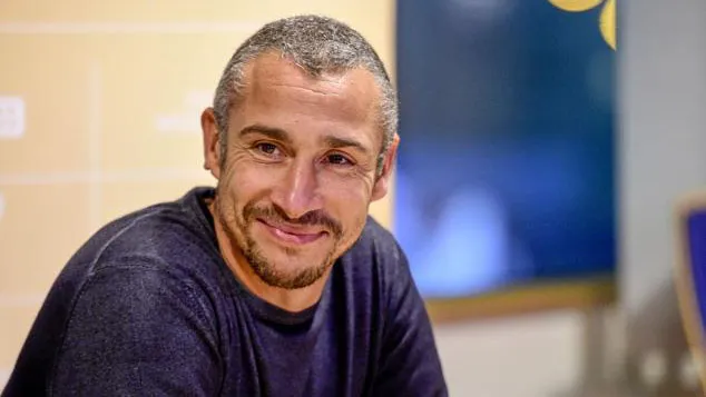 Lembra dele? Larsson assume time que tem seu filho como atacante