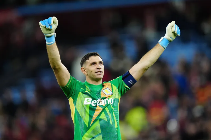 Dibu Mart&iacute;nez fecha o gol em vit&oacute;ria do Aston Villa diante do Bayern de Munique