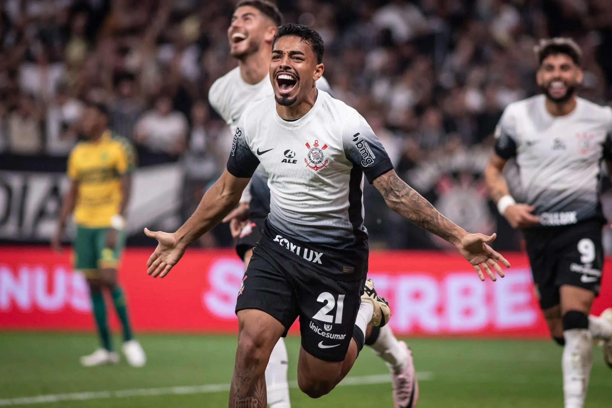 Substitui&ccedil;&atilde;o improv&aacute;vel salva Corinthians de derrota, mas mant&eacute;m Ant&oacute;nio Oliveira pressionado