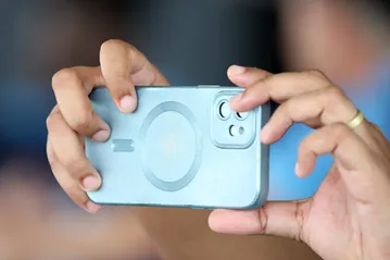 Homem filma com celular