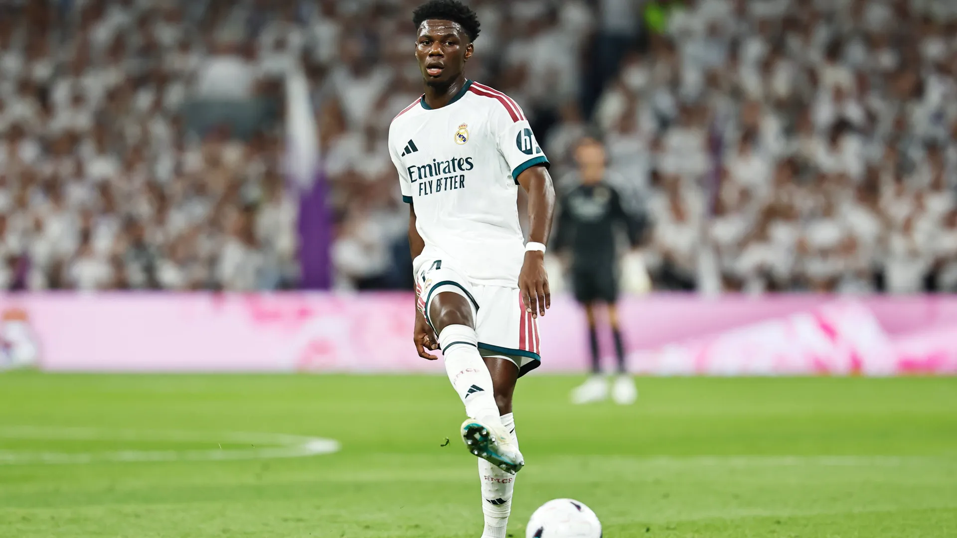Aurélien Tchouaméni, meio-campista do Real Madrid, durante a partida da LaLiga entre Real Madrid e Villarreal, no Estádio Santiago Bernabéu, em Madri, na Espanha, em 10 de outubro de 2026.
