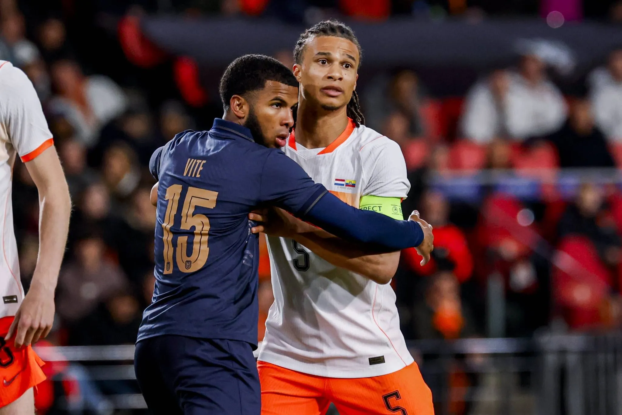 Pedro Vite marca Nathan Ak&eacute; durante amistoso (Foto: IMAGO / Goal Sports Images)