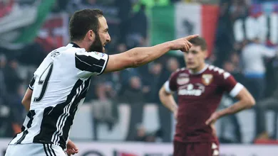 O faro de gol de Higua&iacute;n valeu ouro para a Juve virar e vencer o D&eacute;rbi de Turim