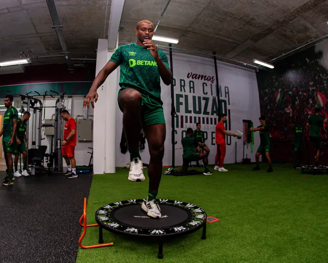 Marlon fez tratamento conservador no joelho com a fisioterapia, mas precisou operar no Fluminense - Foto: Marcelo Gon&ccedil;alves/Fluminense FC
