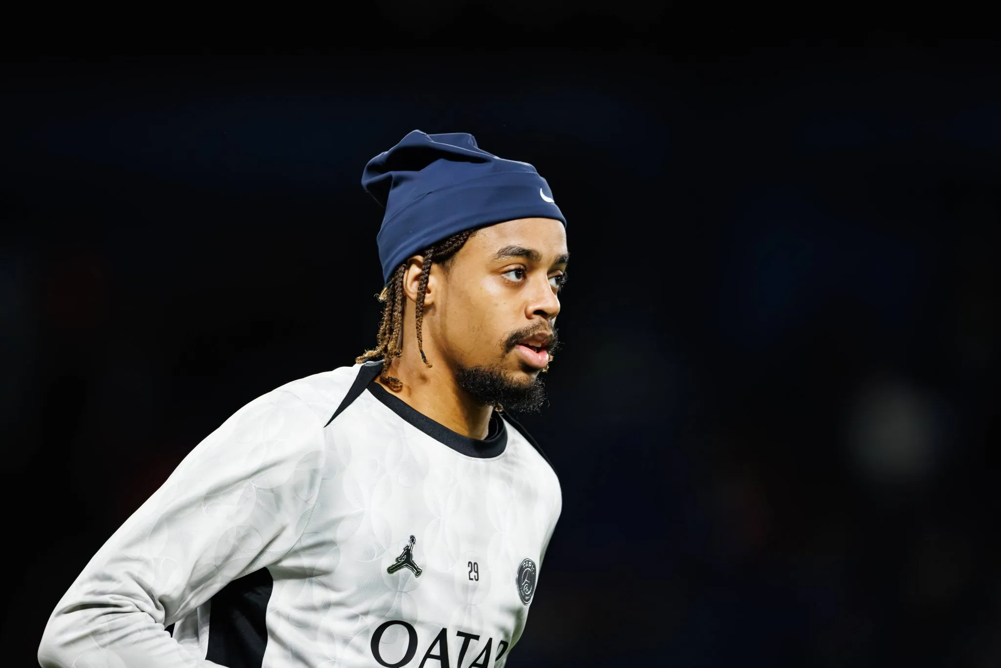 Bradley Barcola durante aquecimento pelo PSG (Foto: IMAGO / Ball Raw Images)