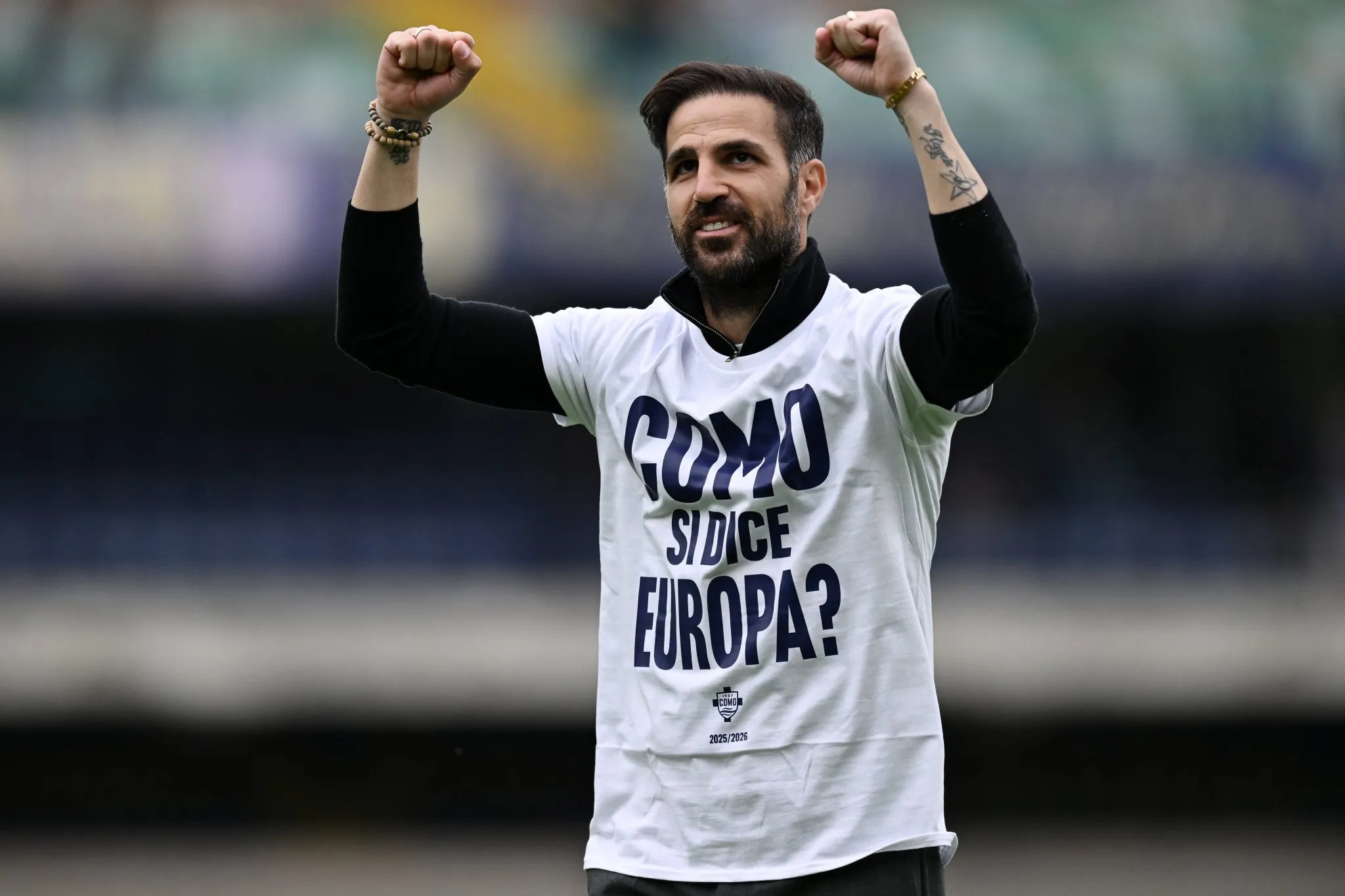 F&agrave;bregas celebra classifica&ccedil;&atilde;o do Como para Champions League