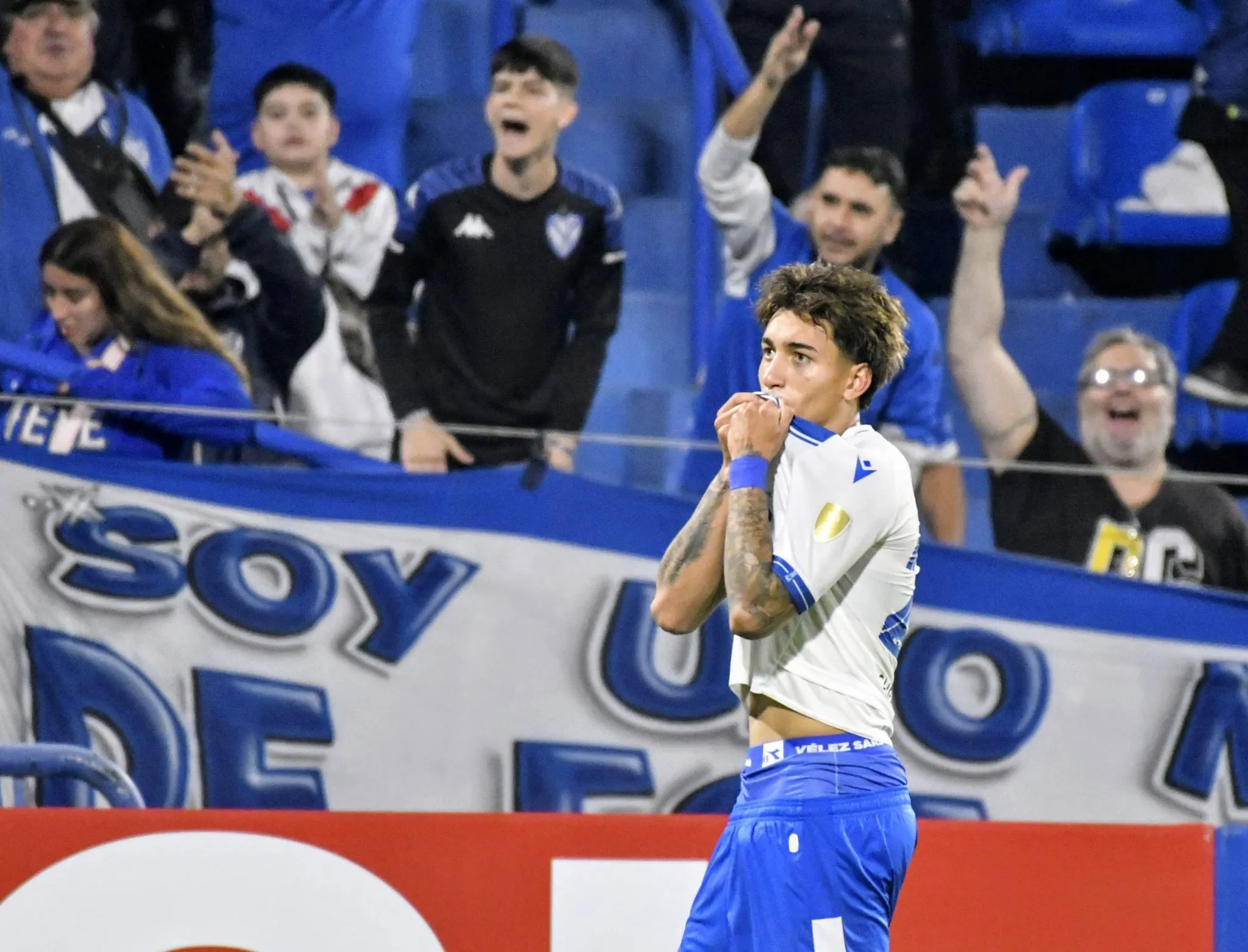 Maher Carrizo celebra gol pelo V&eacute;lez Sarsfield na Libertadores