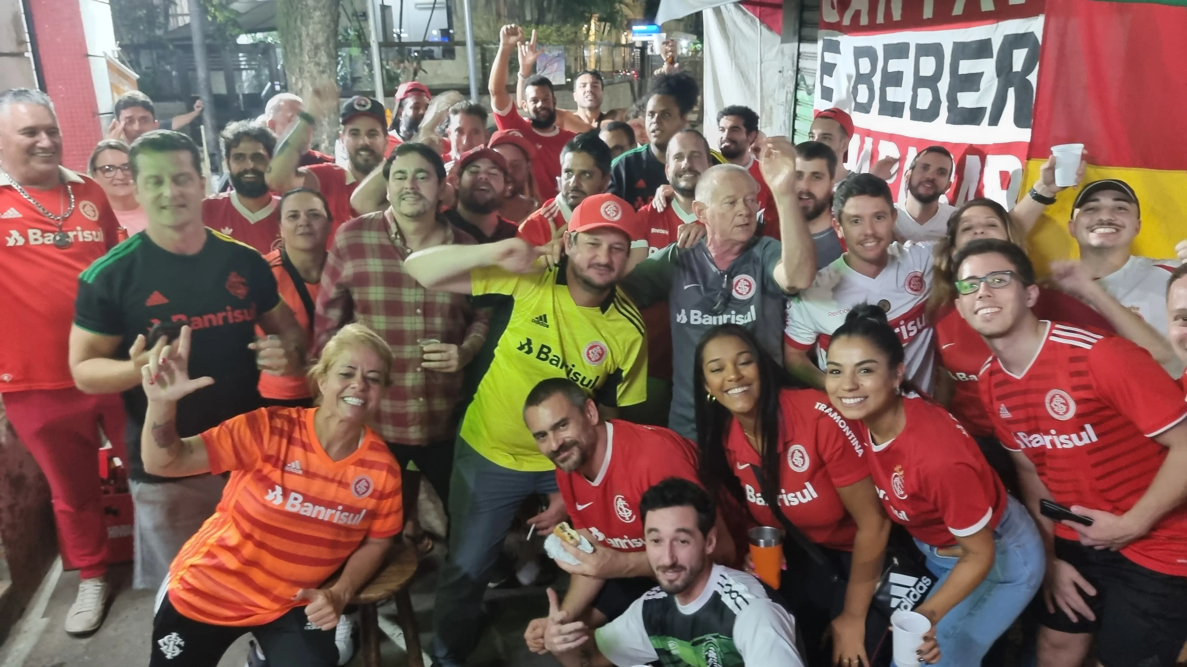 Como bar de vasca&iacute;no virou principal reduto colorado no Rio e ganhou at&eacute; filme