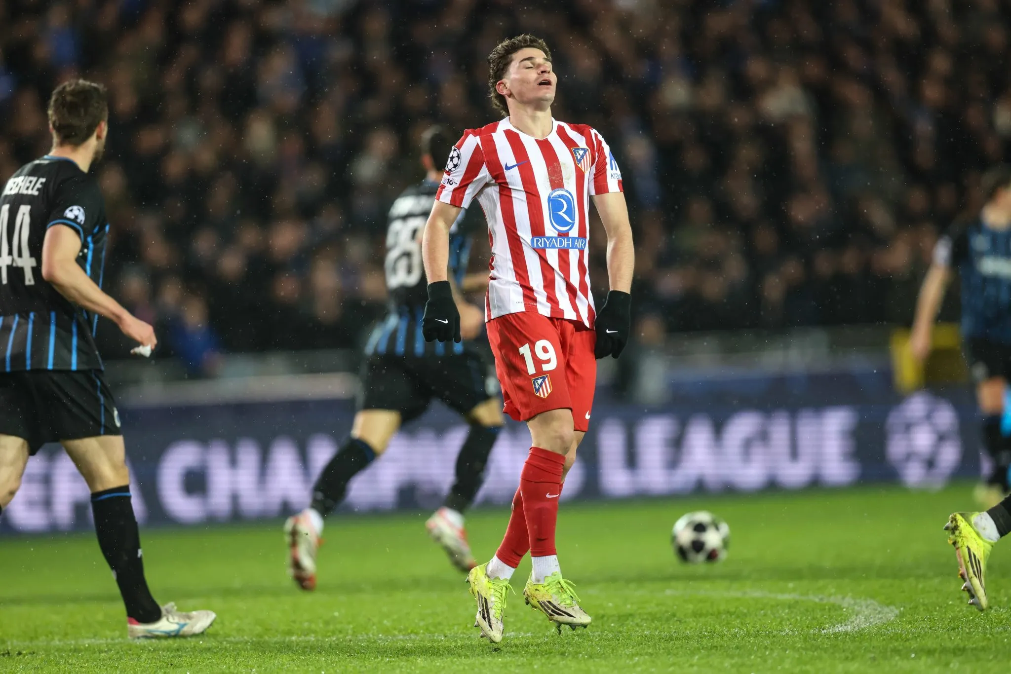 Julian &Aacute;lvarez contra o Brugge