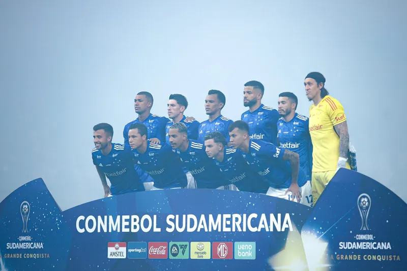 Fotos da partida mostram n&eacute;voa densa que se formou no Mineir&atilde;o antes de Cruzeiro x Lan&uacute;s