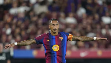 Flick: &lsquo;&Eacute; por isso que Raphinha se tornou o principal capit&atilde;o do Barcelona&rsquo;