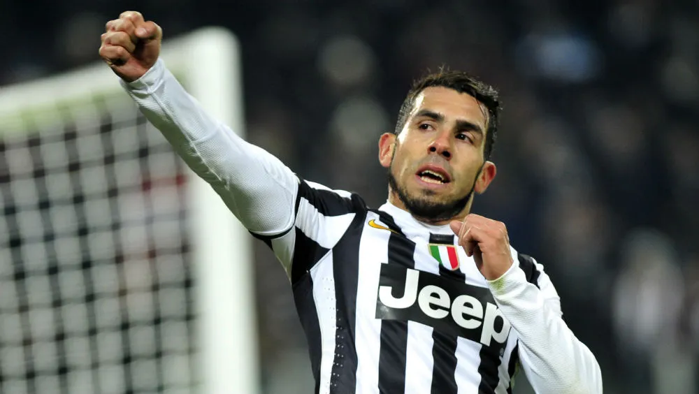Tevez foi destaque com tr&ecirc;s gols (Foto: AP Photo/Massimo Pinca)