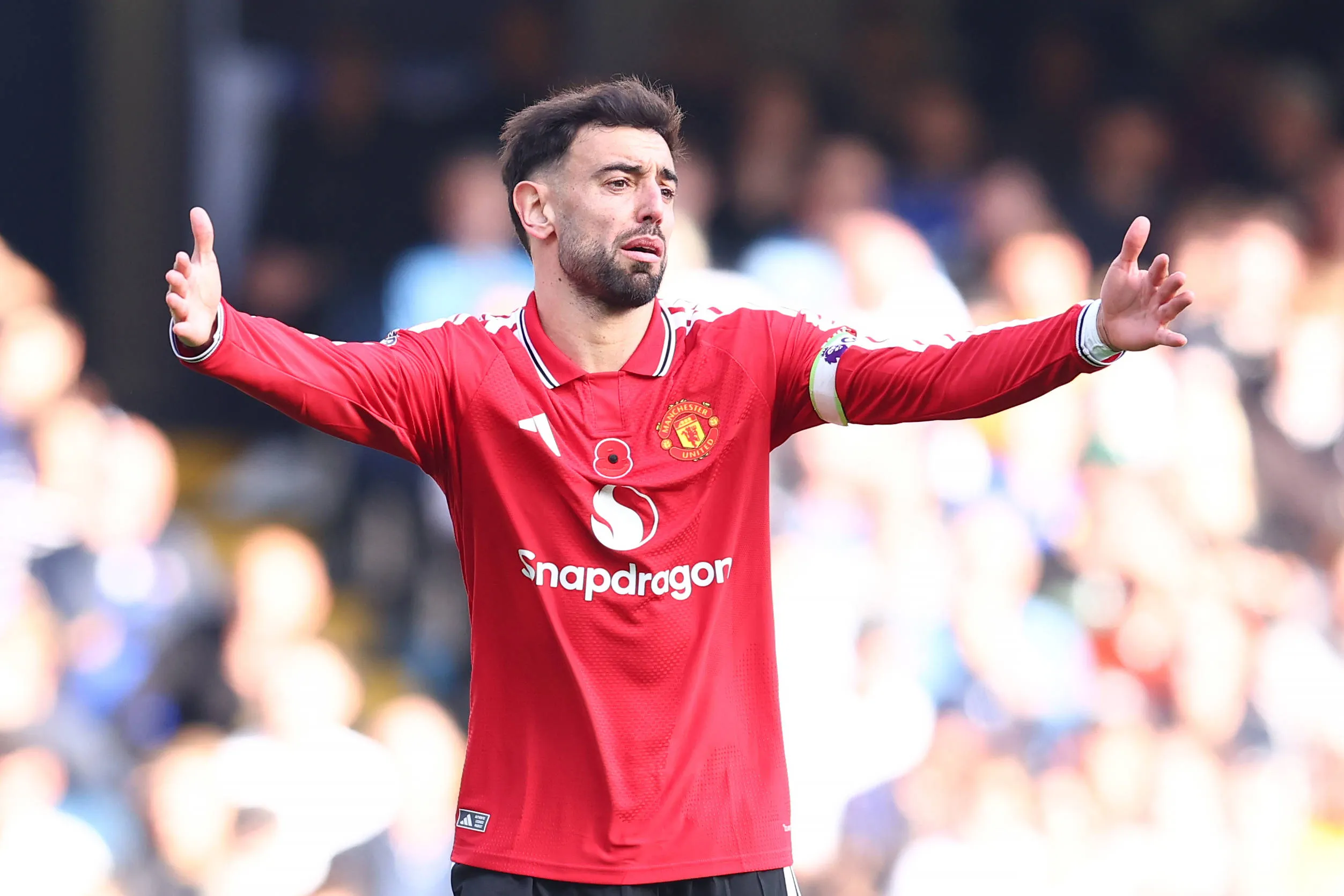 Bruno Fernandes reclama em jogo do Manchester United
