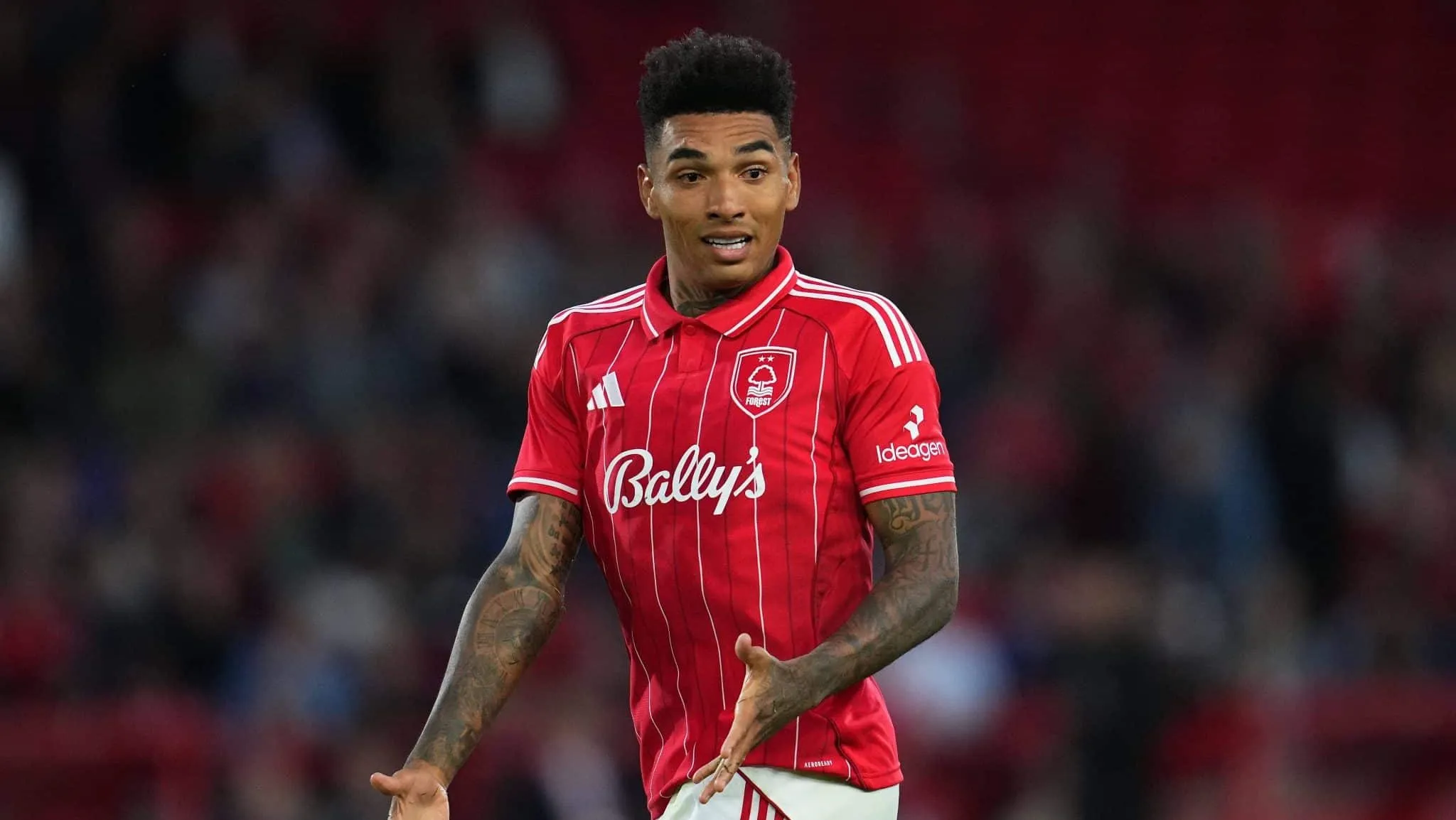 &lsquo;Muito preocupado&rsquo;: T&eacute;cnico faz alerta ao mercado do Forest ap&oacute;s contrata&ccedil;&otilde;es de brasileiros