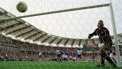 O sorriso de Ronaldinho e a bola que, desde 2002, segue flutuando pelos c&eacute;us do Jap&atilde;o