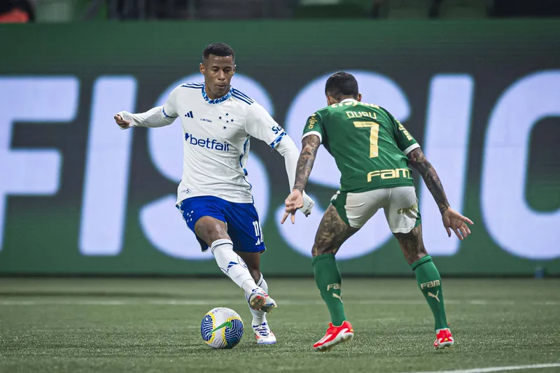 Arthur Gomes, do Cruzeiro, parte pra cima de Dudu, do Palmeiras
