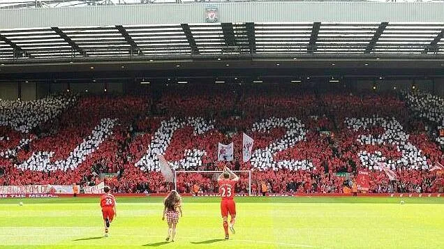 As homenagens da torcida do Liverpool na despedida de Carragher