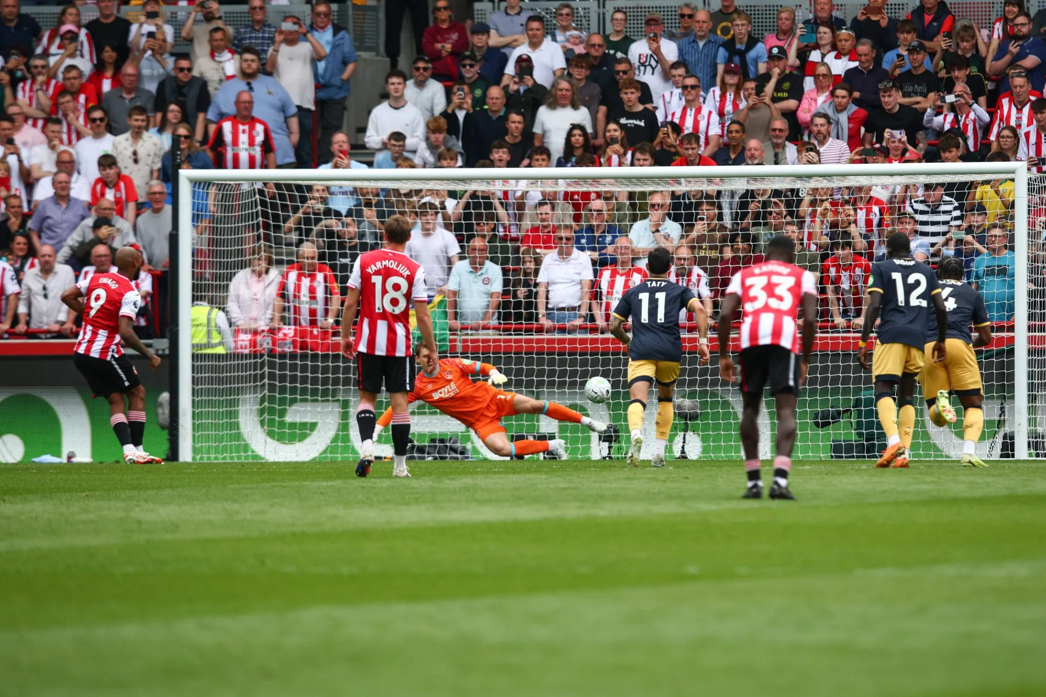 Igor Thiago marcou de p&ecirc;nalti na vit&oacute;ria do Brentford sobre o West Ham 