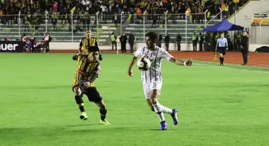 A noite de Libertadores guardou dois gola&ccedil;os: uma pedrada do Melgar e o voleio sublime do Libertad