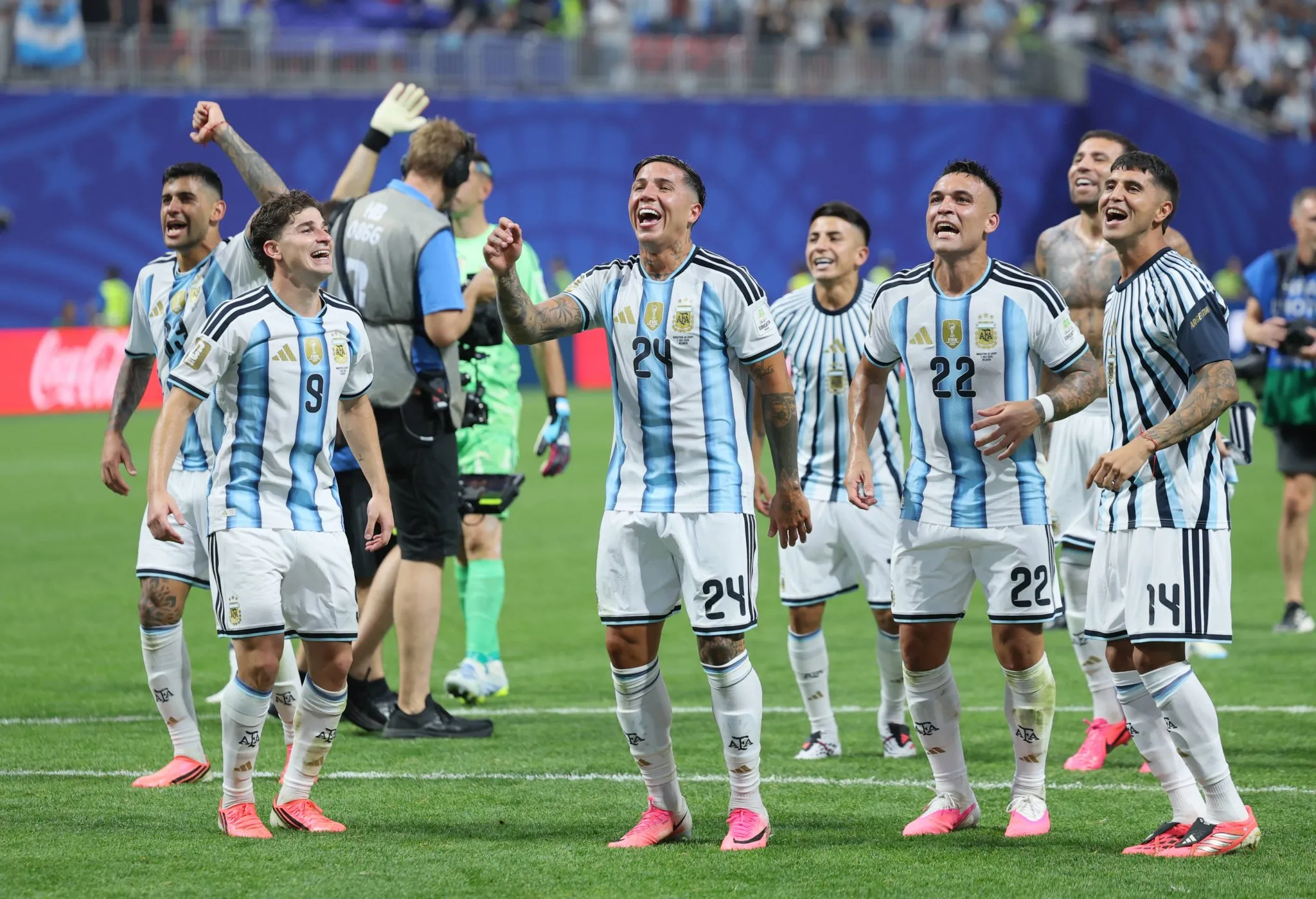Sele&ccedil;&atilde;o argentina comemora classifica&ccedil;&atilde;o contra Paraguai (Foto: Imago/APL)