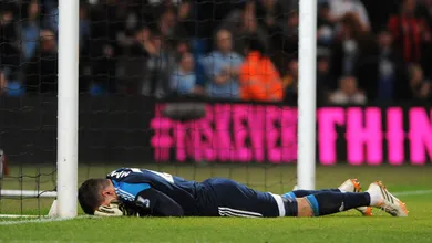 Depois de levar oito, Mannone falhou feio no 1500&ordm; gol do Arsenal na Premier League