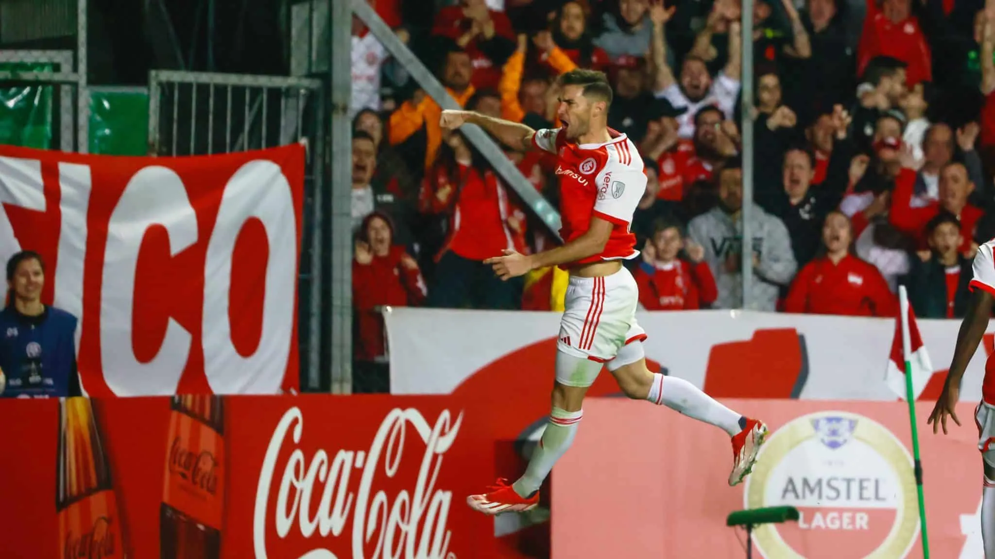 Internacional sofre com o Delf&iacute;n, mas vence e vai aos playoffs da Sul-Americana