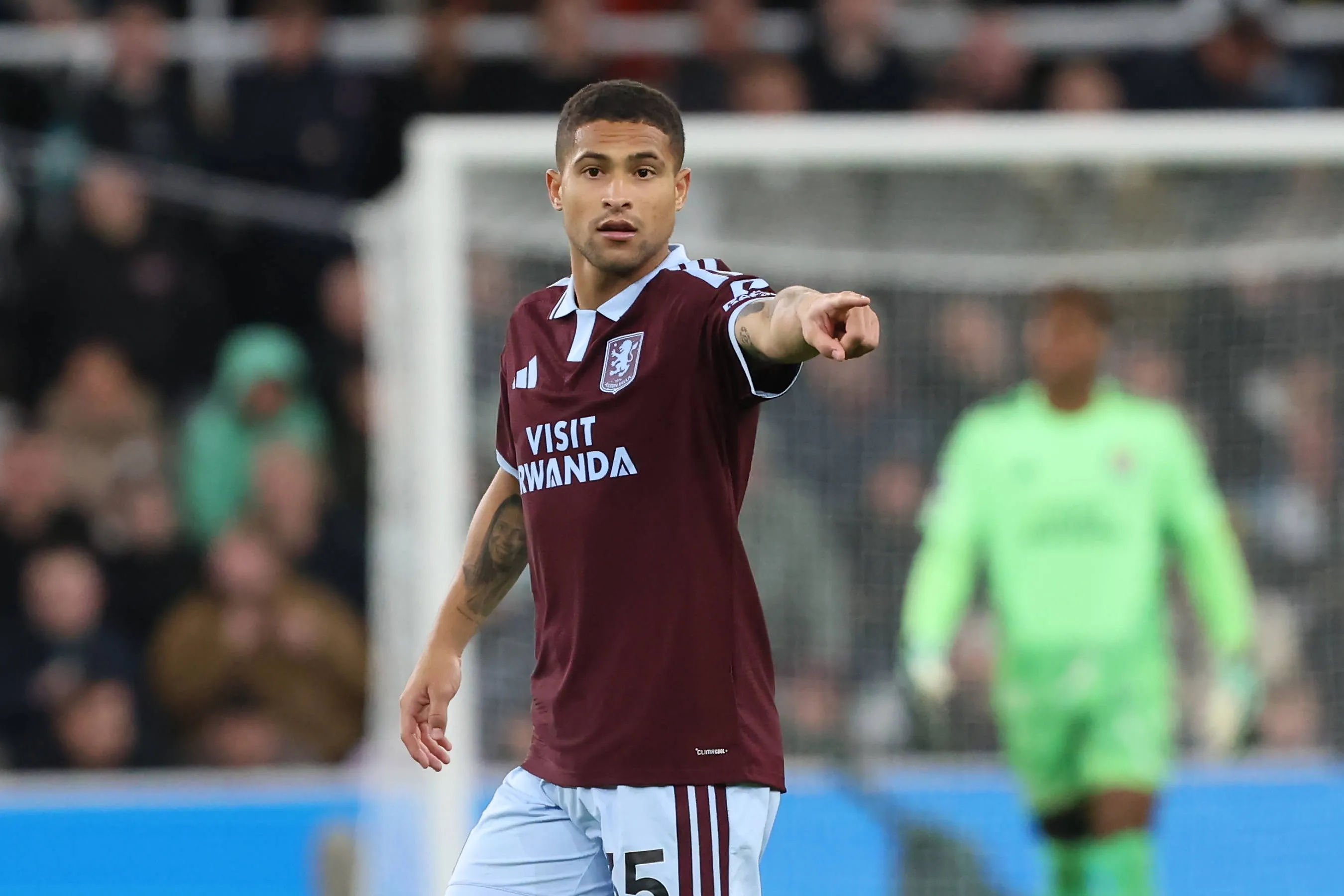 Jo&atilde;o Gomes em jogo do Aston Villa
