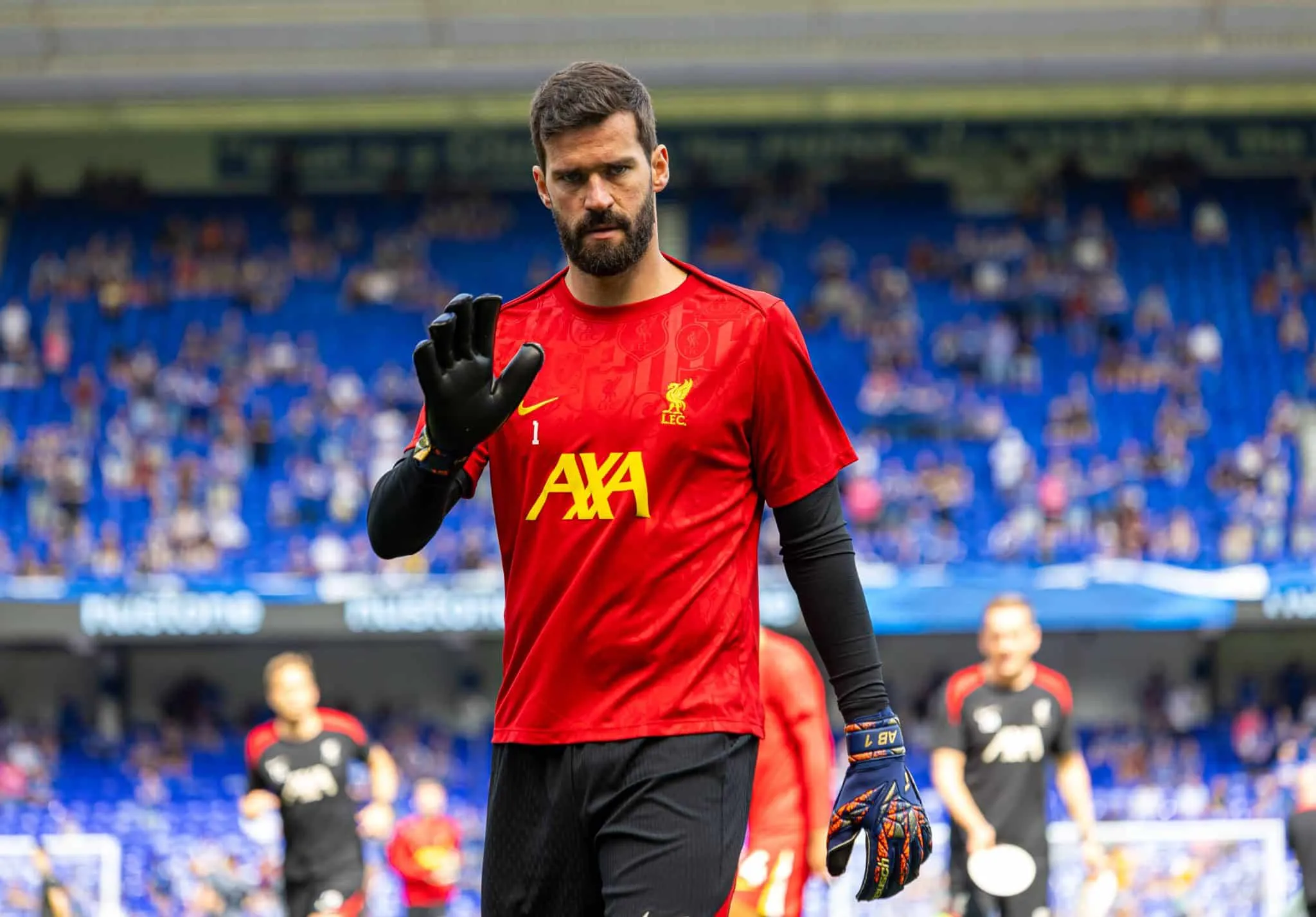 Alisson confirma interesse da Ar&aacute;bia Saudita, mas refor&ccedil;a: &lsquo;Jogo futebol por amor&rsquo;
