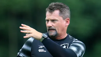 Botafogo completa um m&ecirc;s com interino: como est&aacute; a procura por um t&eacute;cnico?
