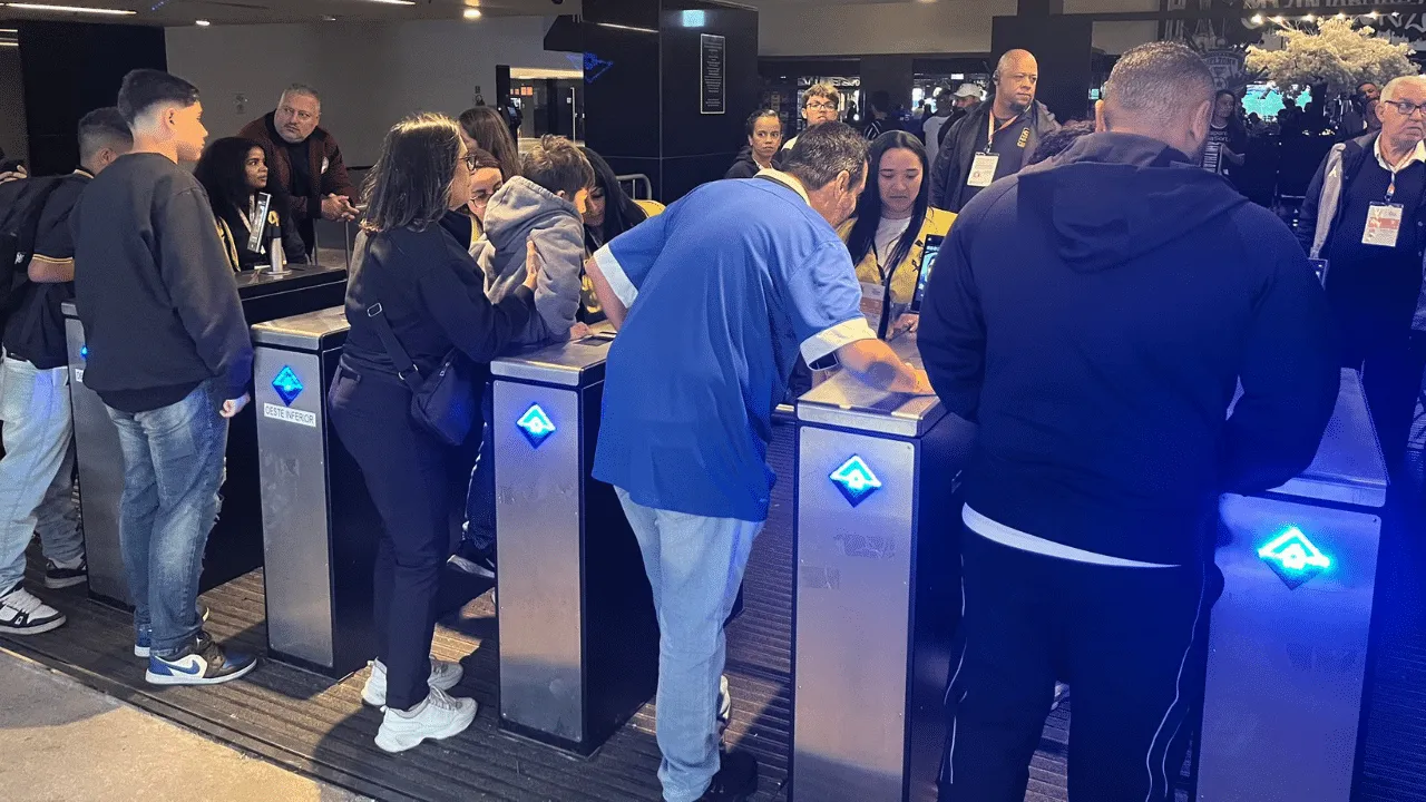 Mesmo com susto de in&iacute;cio, Corinthians tem saldo positivo na estreia da biometria facial