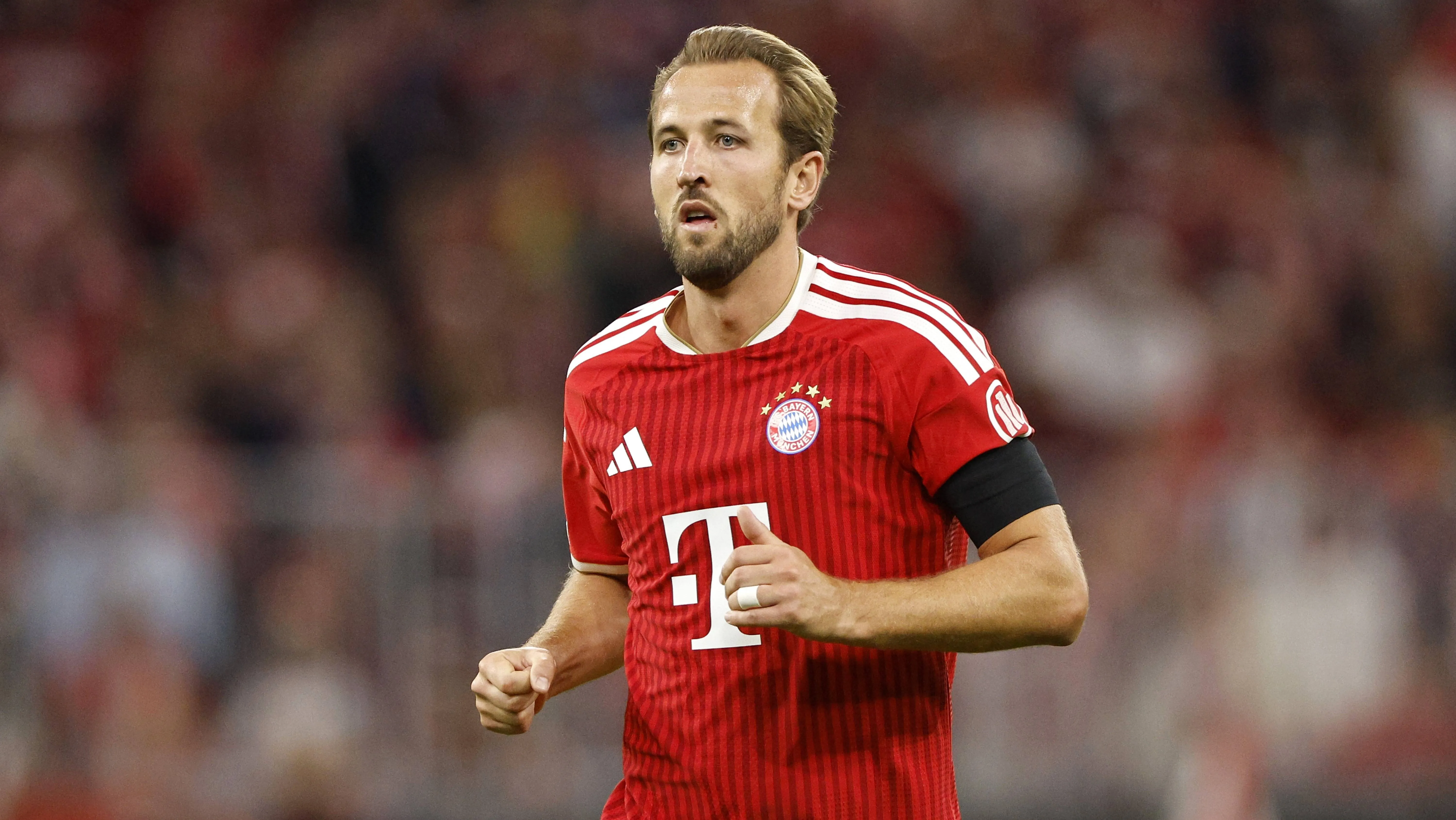 Kane iguala lenda, refor&ccedil;a argumento pela Bola de Ouro e ajuda Bayern a superar obst&aacute;culo