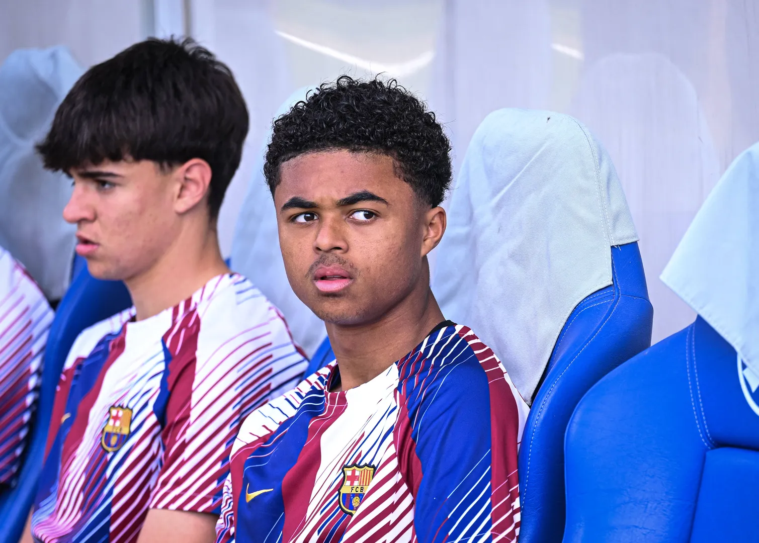 Shane Kluivert no banco de reservas do Barcelona