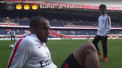 Filho de Kluivert encarou um desafio de habilidade com Lucas de igual para igual