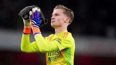 Com adolescente no gol e brilho de outro jovem, Arsenal avan&ccedil;a na Copa da Liga