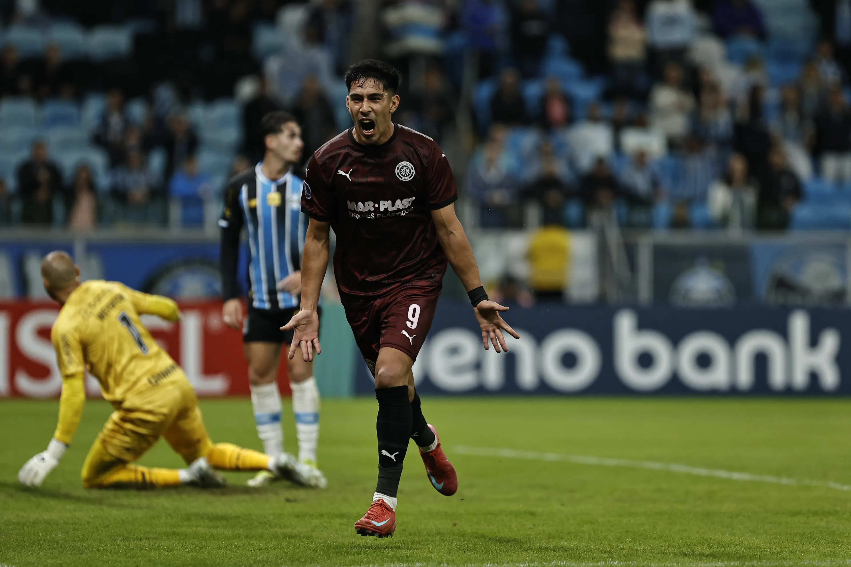 Salom&oacute;n Rodr&iacute;guez celebra gol do Montevideo City Torque sobre o Gr&ecirc;mio