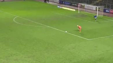 Desaten&ccedil;&atilde;o de goleiro do Notts County causa gol bizarro na quarta divis&atilde;o inglesa
