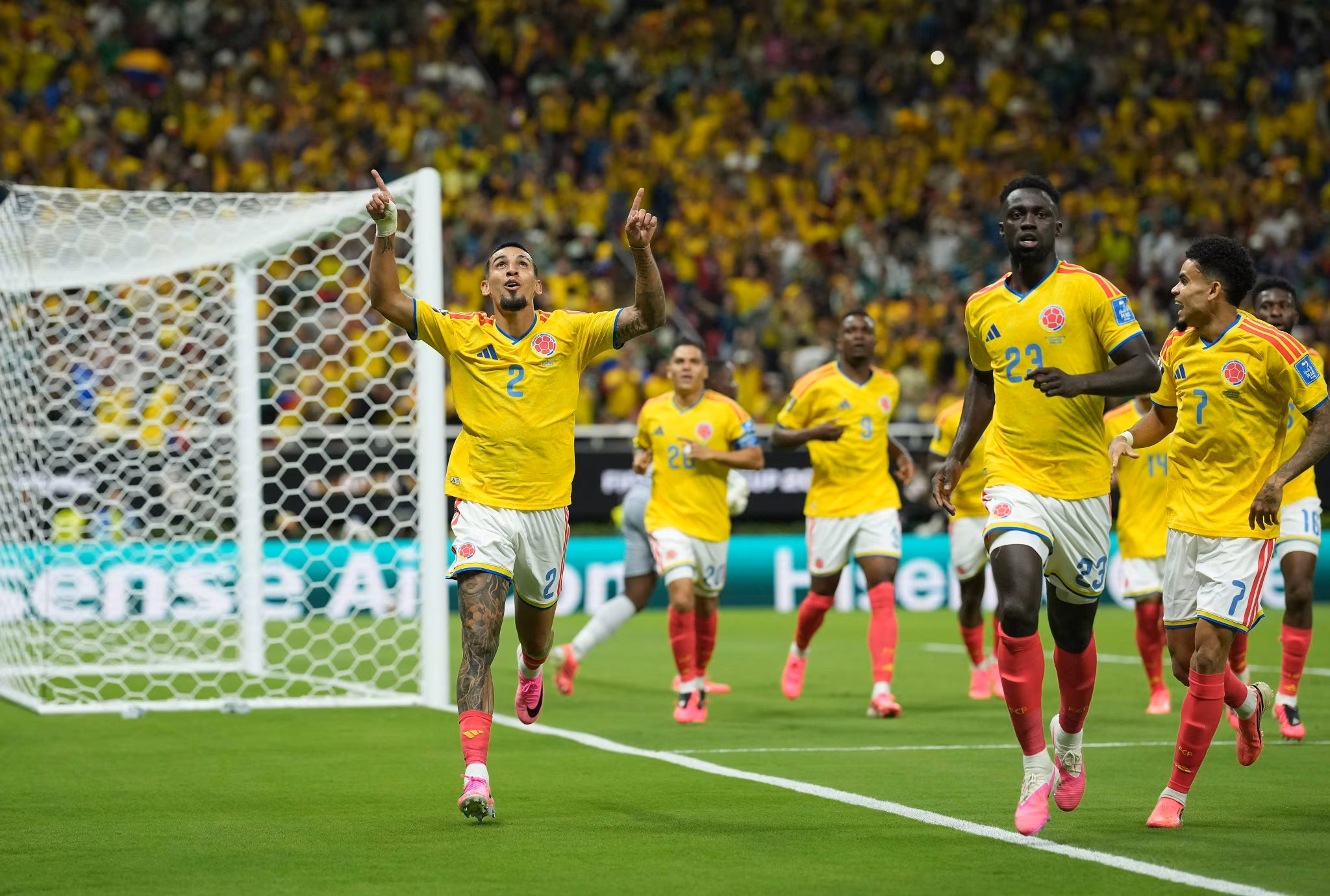 Jogadores colombianos celebram gol de Mu&ntilde;oz na Copa do Mundo