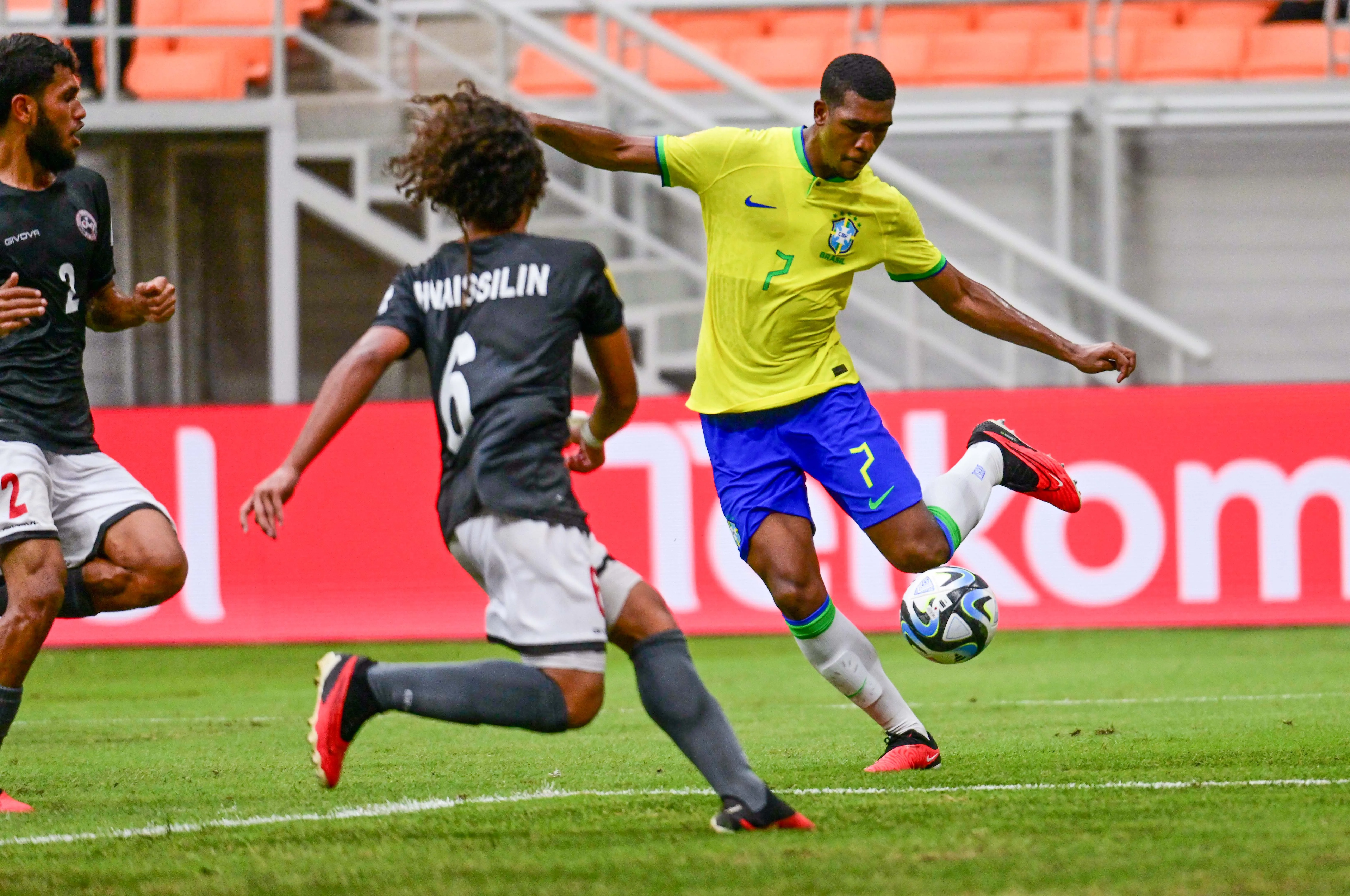 Brasil supera estreia ruim, bate recorde de finaliza&ccedil;&otilde;es e amassa a Nova Caled&ocirc;nia pelo Mundial Sub-17