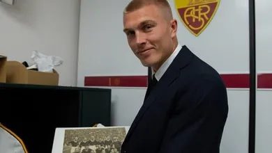 Roma anuncia Kristensen, lateral ex-Leeds e terceiro refor&ccedil;o da temporada