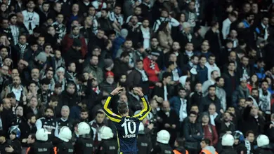 Van Persie teve noite de bad boy e desfez at&eacute; amizade para decidir o cl&aacute;ssico contra o Besiktas