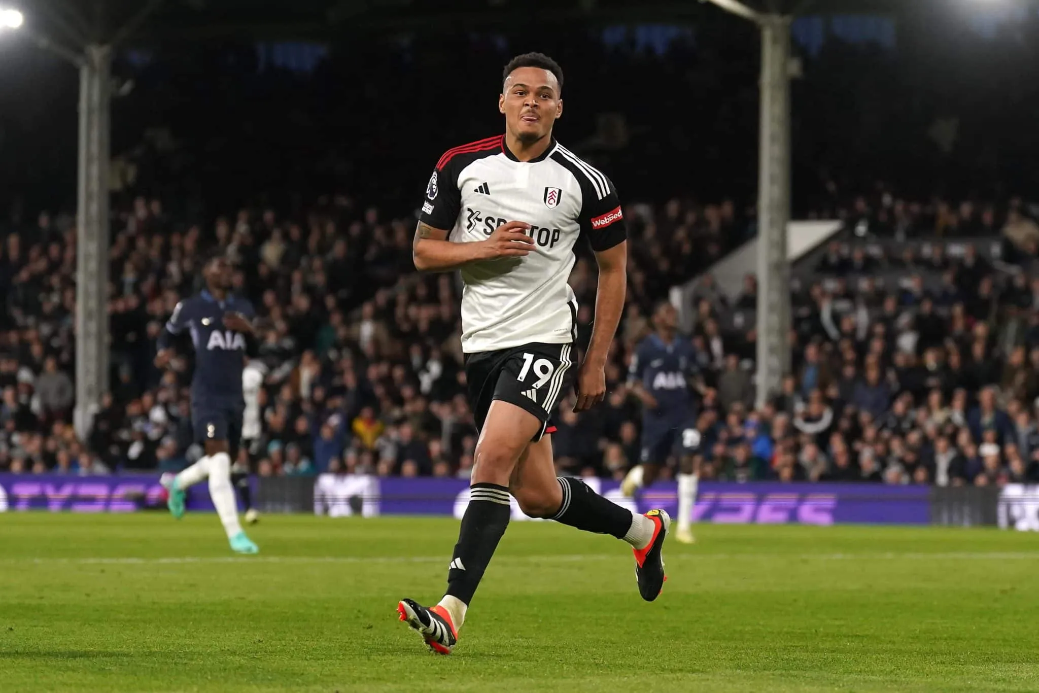 Ex-Flamengo brilha, e Fulham derrota o irregular Tottenham de forma avassaladora