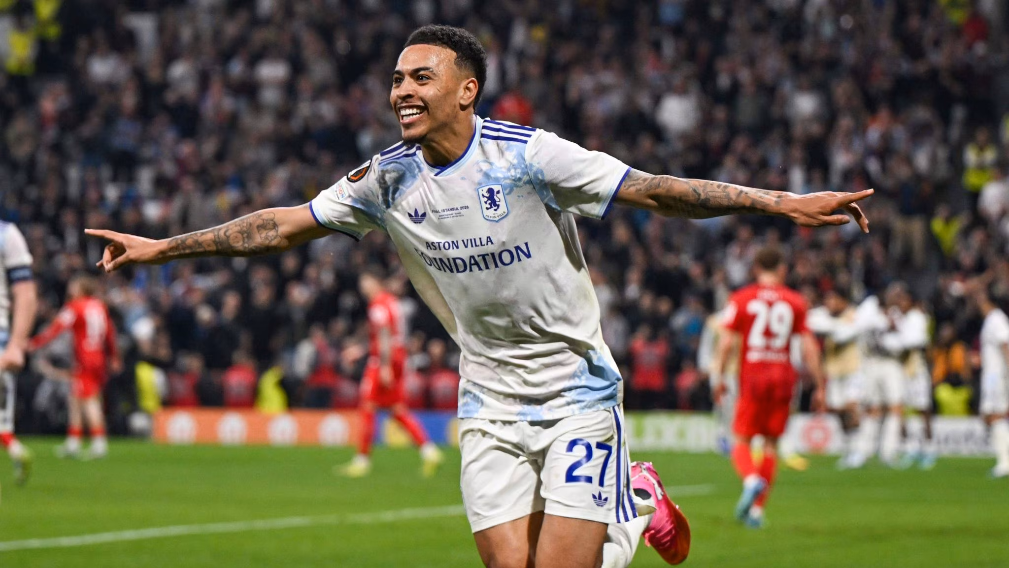 Morgan Rogers comemora gol pelo Aston Villa na final da Liga Europa contra o Freiburg (Foto: Imago/IPA Sport)