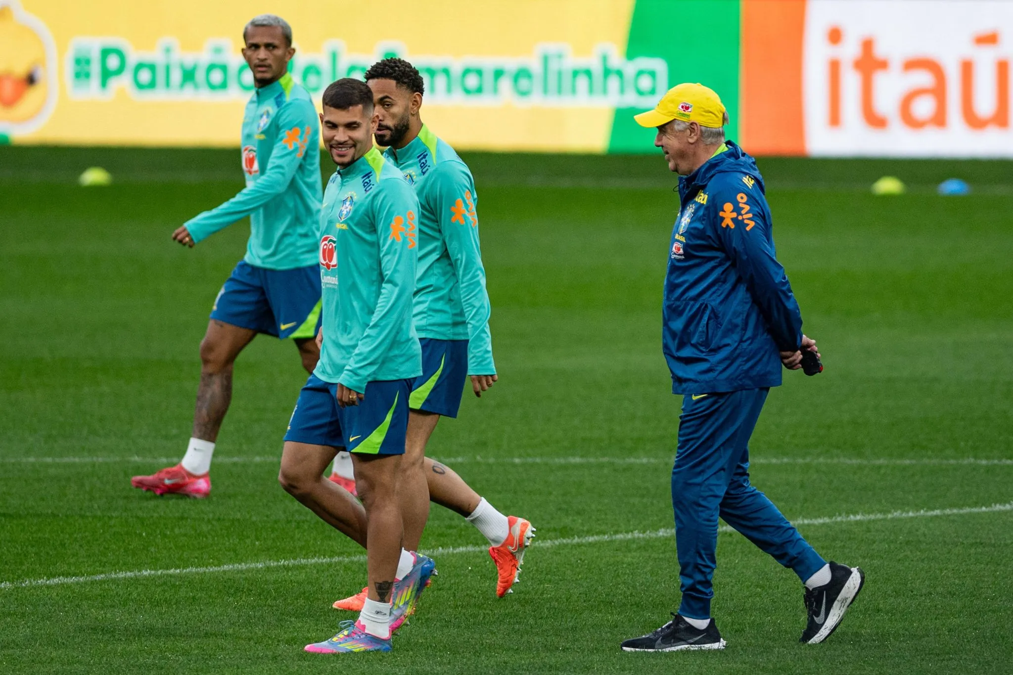 Bruno Guimar&atilde;es e Ancelotti durante treino da Sele&ccedil;&atilde;o 