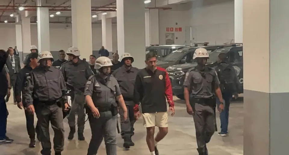 Sebasti&aacute;n Avellino Vargas, preparador f&iacute;sico do Universitario (PER), foi preso em flagrante no est&aacute;dio do Corinthians por suposto crime de racismo