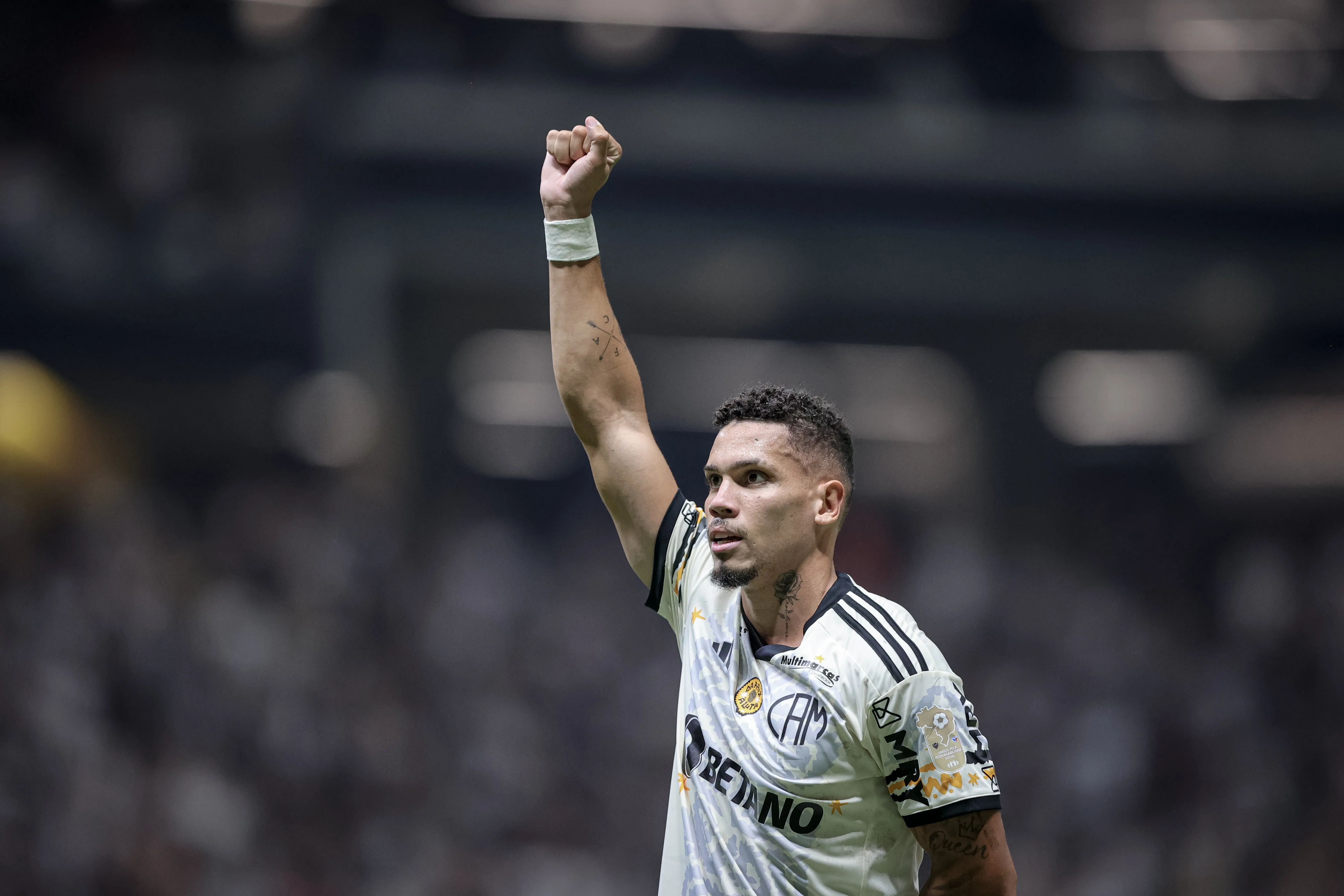 De flop na Alemanha a convocado para Sele&ccedil;&atilde;o: Paulinho deve muito ao Atl&eacute;tico-MG e sabe disso